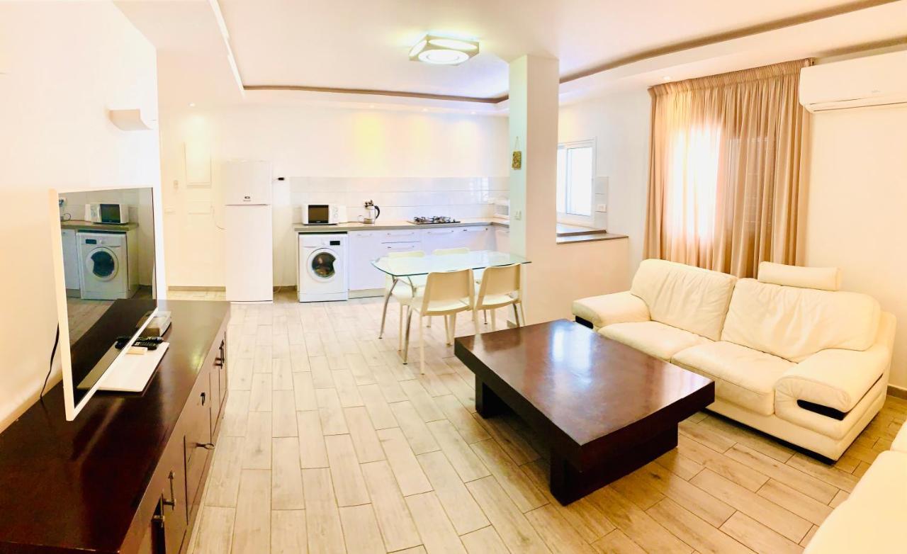 Royal Lea Apartmens Нетания Екстериор снимка