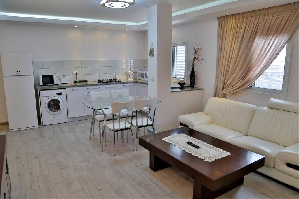 Royal Lea Apartmens Нетания Екстериор снимка