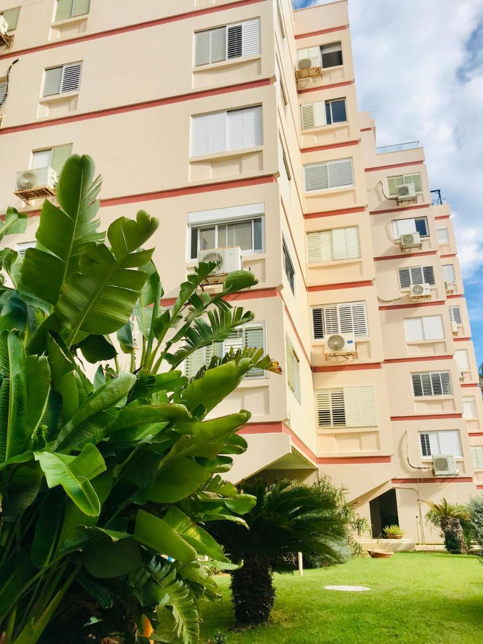 Royal Lea Apartmens Нетания Екстериор снимка