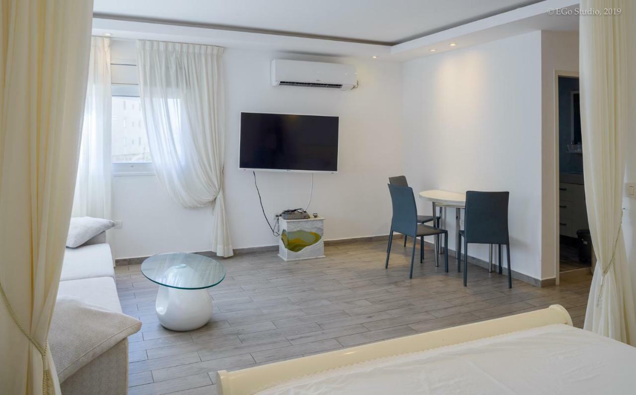 Royal Lea Apartmens Нетания Екстериор снимка